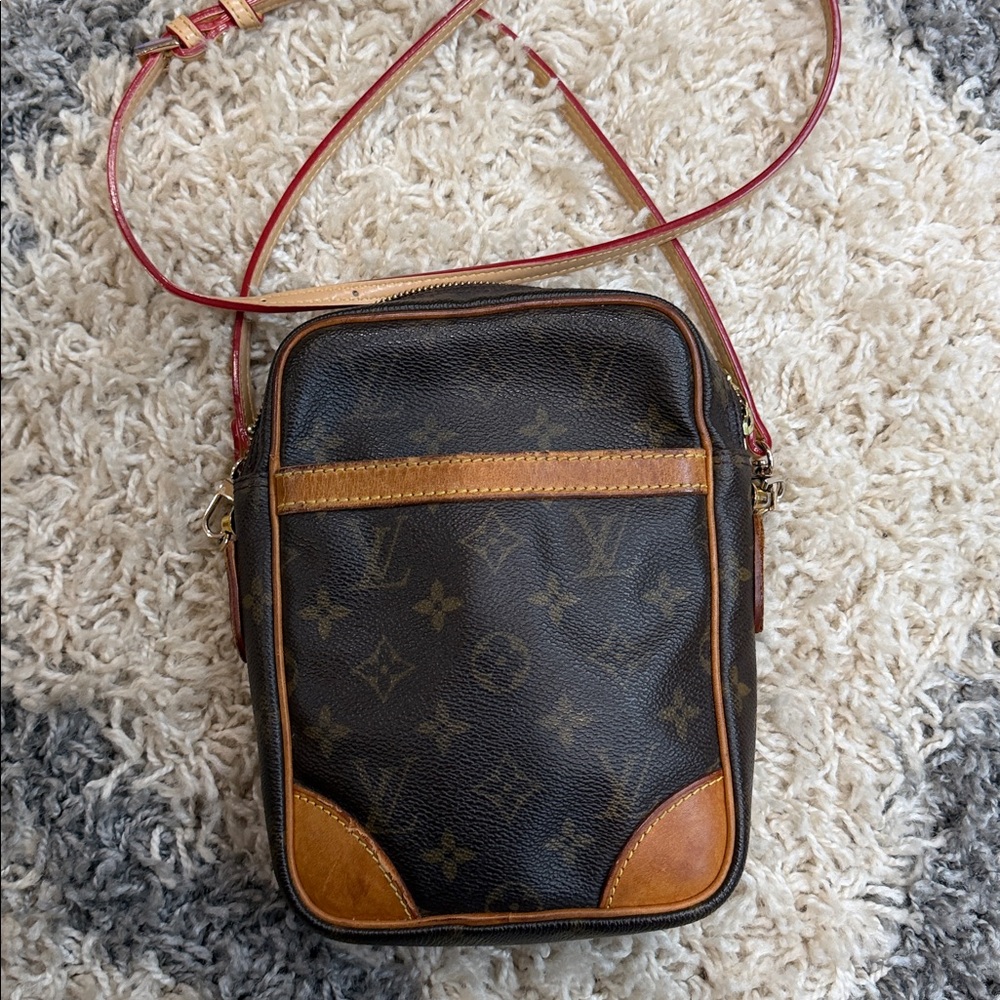 ✅AUTH✅LOUIS VUITTON DANUBE CROSSBODY BAG